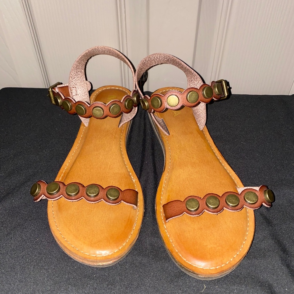 Mia Brown Leather Flat Sandal - size 8